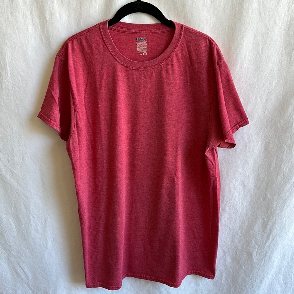 Gildan polyester-cotton blend T-shirt, size L